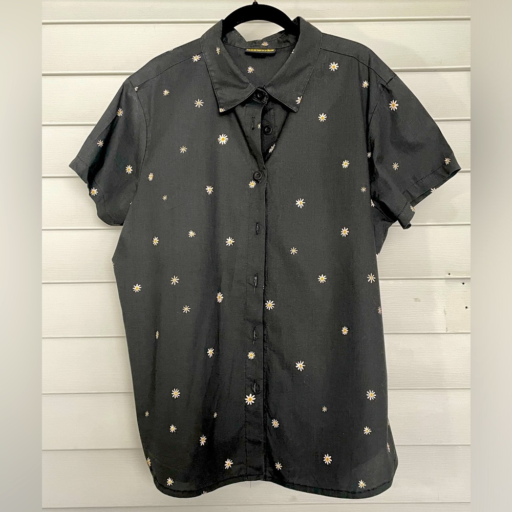 Nooworks x Band.do, Daisy on Black, "XXXL" 1X/2X Button Down Top